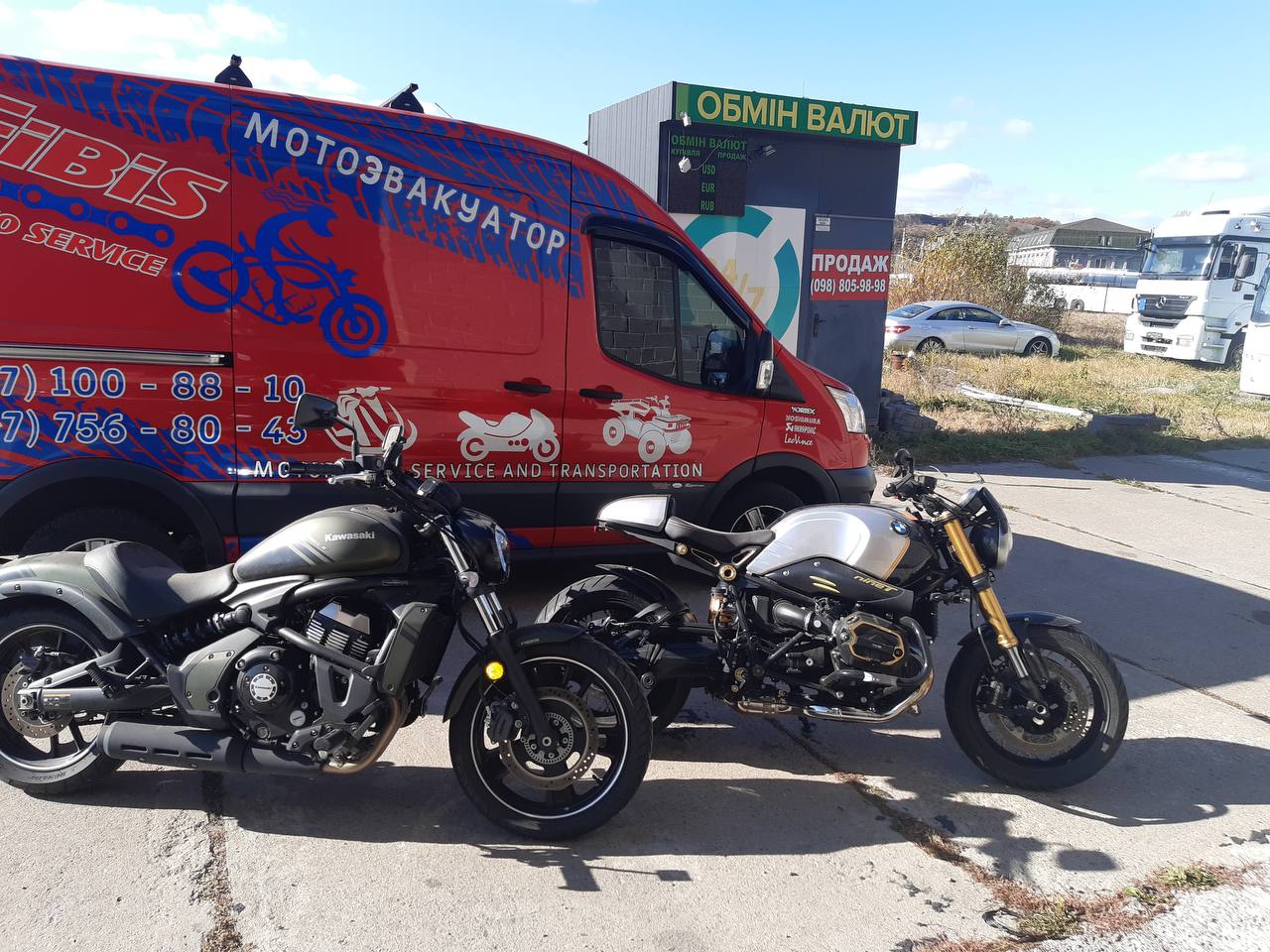 Kawasaki Vulcan та BMW R nineT — класичні круїзери. Видно контрастні стилі, хромовані елементи та різні посадки.